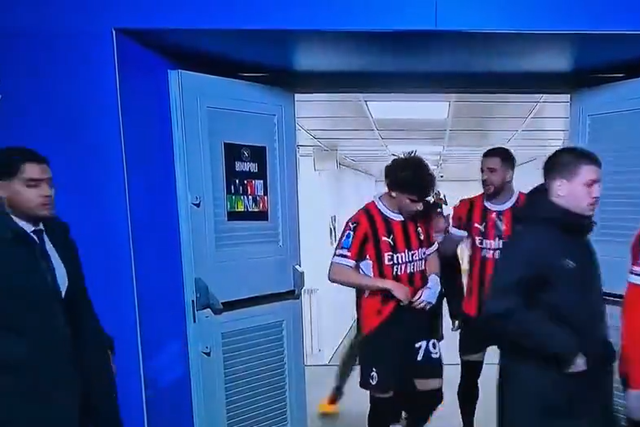 Kyle Walker para João Félix: «Passa a bola, aqui não há Messis…»