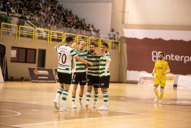 Sporting goleia no Fundão e mantém pressão no Benfica
