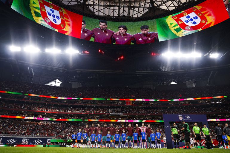 Equipa de Portugal canta o hino  (Foto: FPF)
