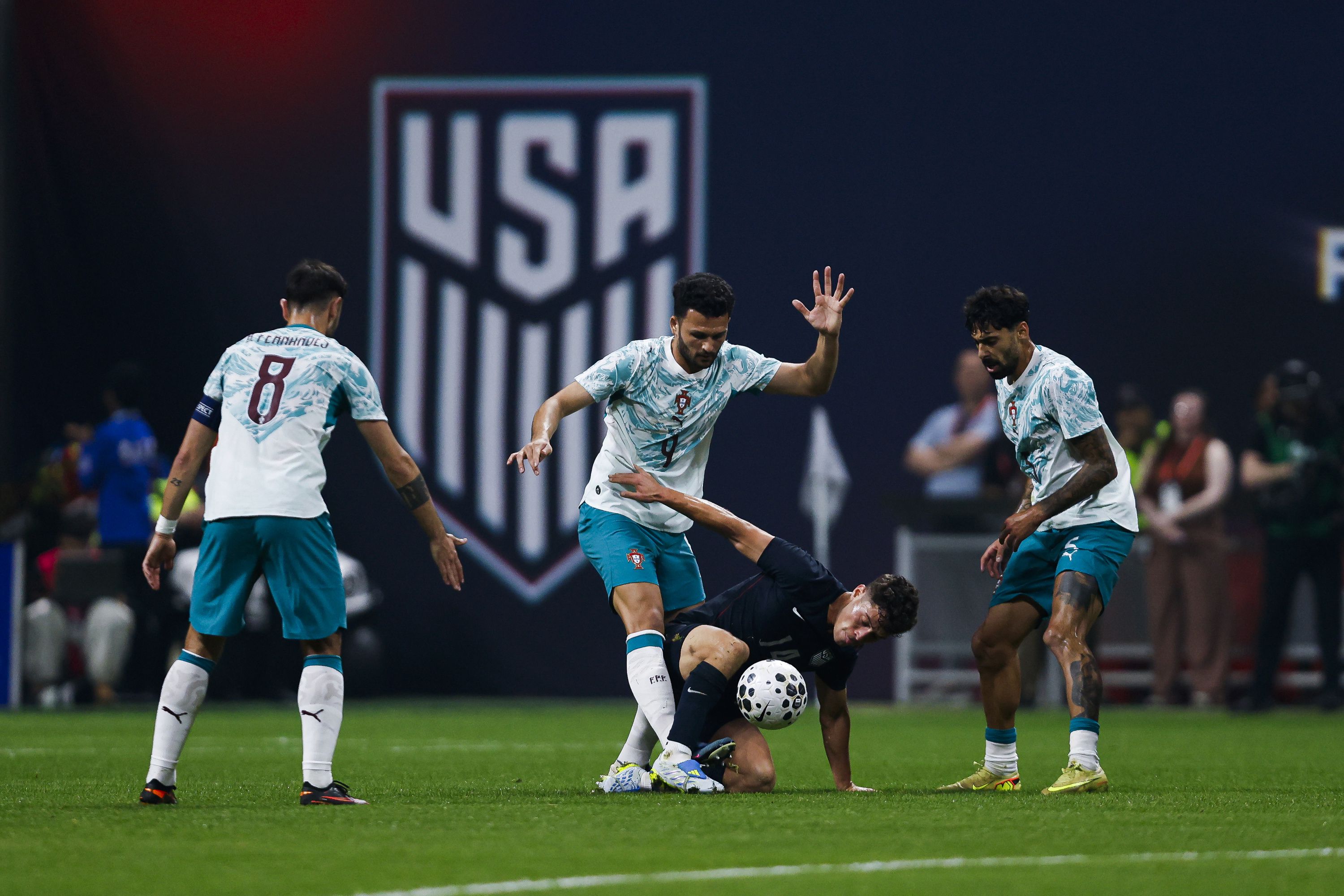 Gonçalo Ramos luta pela bola (Foto: FPF)