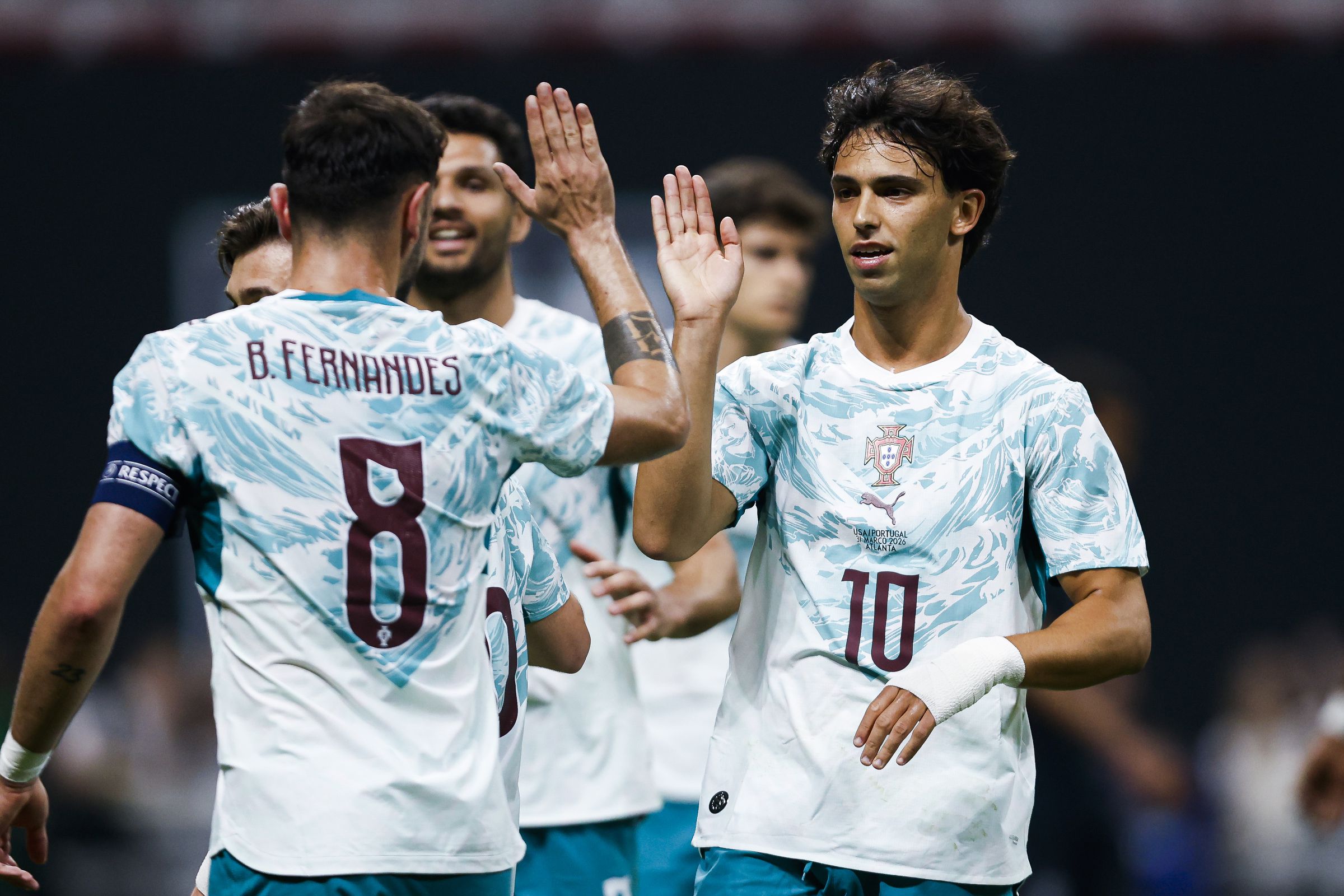 Bruno Fernandes felicitado por João Félix após a segunda assistência da noite. Foto FPF