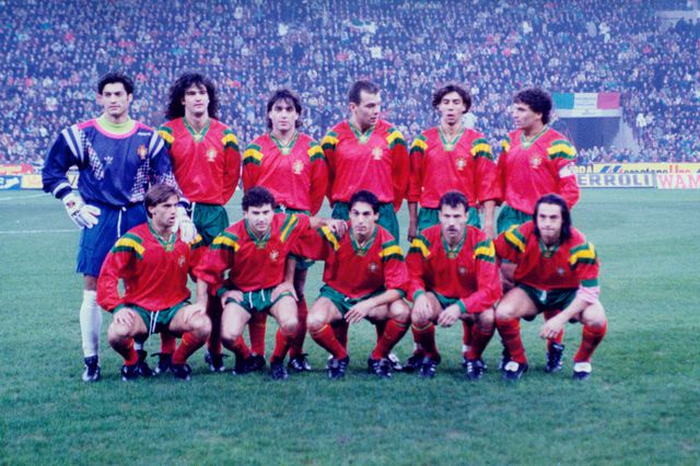 Portugal (1994): Jorge Costa, Luís Figo, Fernando Couto ou Rui Costa tiveram de esperar mais uns anos pela primeira fase final, após um terceiro lugar luso em grupo encabeçado por Itália e Suíça - Foto: A BOLA