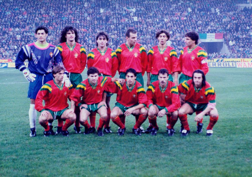 Portugal (1994): Jorge Costa, Luís Figo, Fernando Couto ou Rui Costa tiveram de esperar mais uns anos pela primeira fase final, após um terceiro lugar luso em grupo encabeçado por Itália e Suíça - Foto: A BOLA