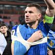 Dzeko lesionou-se num ombro frente à Itália - Foto: IMAGO
