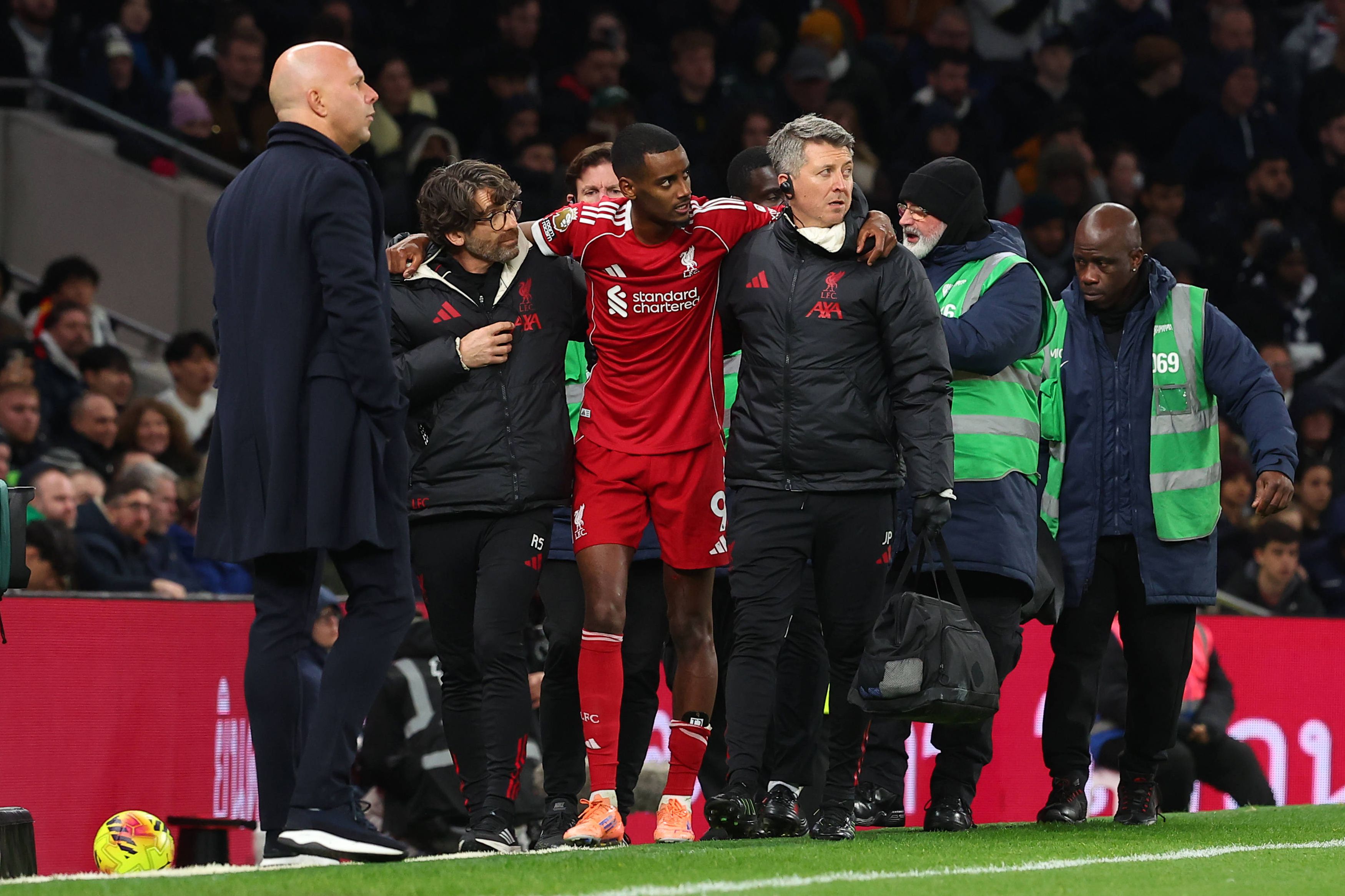 Alexander Isak lesionou-se contra o Tottenham em Anfield
