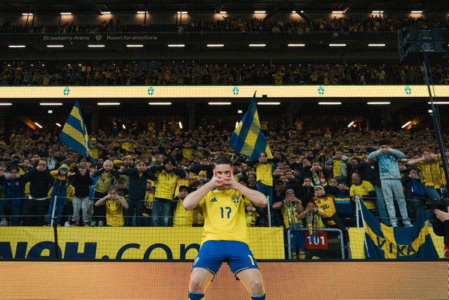 Viktor Gyokeres a festejar o apuramento com os adeptos da Súecia - Foto: @svenskfotboll