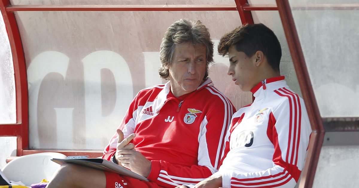 João Cancelo desfaz-se em elogios a Jorge Jesus: «O Benfica jogava muito à bola»