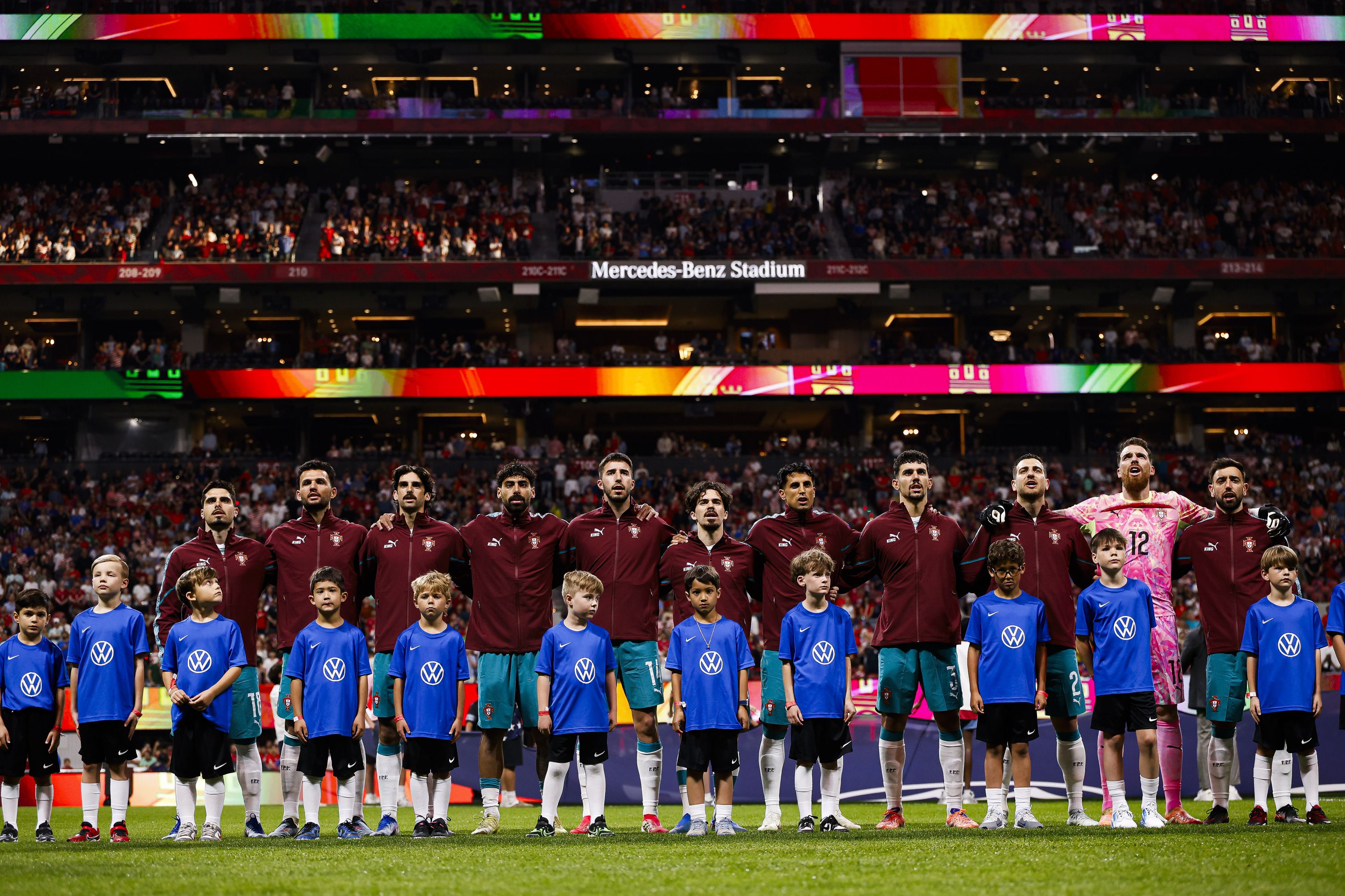 Equipa de Portugal canta o hino  (Foto: FPF)