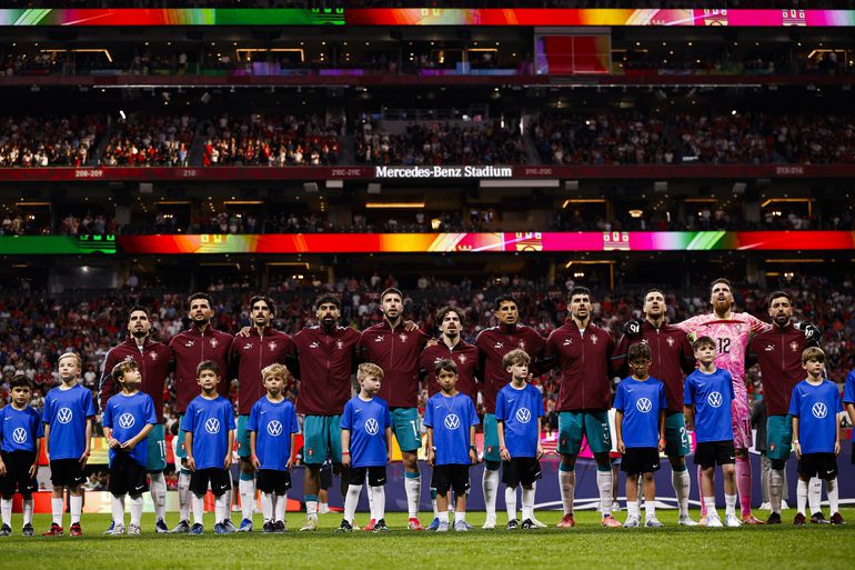 Equipa de Portugal canta o hino  (Foto: FPF)
