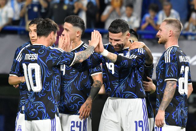 Nicolás Otamendi festeja com Lionel Messi