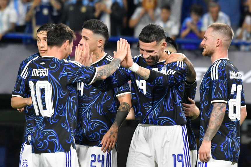 Nicolás Otamendi festeja com Lionel Messi