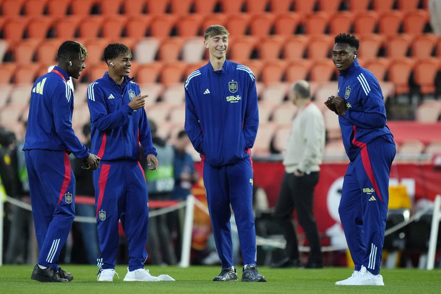 Yamal e Samu partilharam já balneário na seleção espanhola