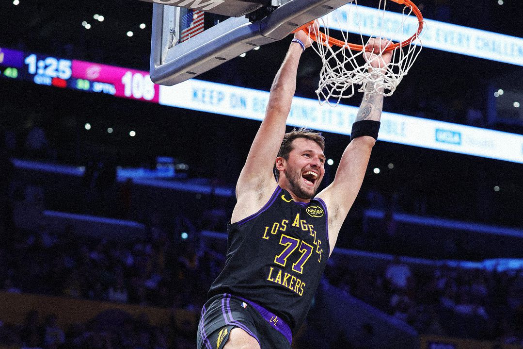 Luka Doncic afundou... e riu-se. Foto X/NBA