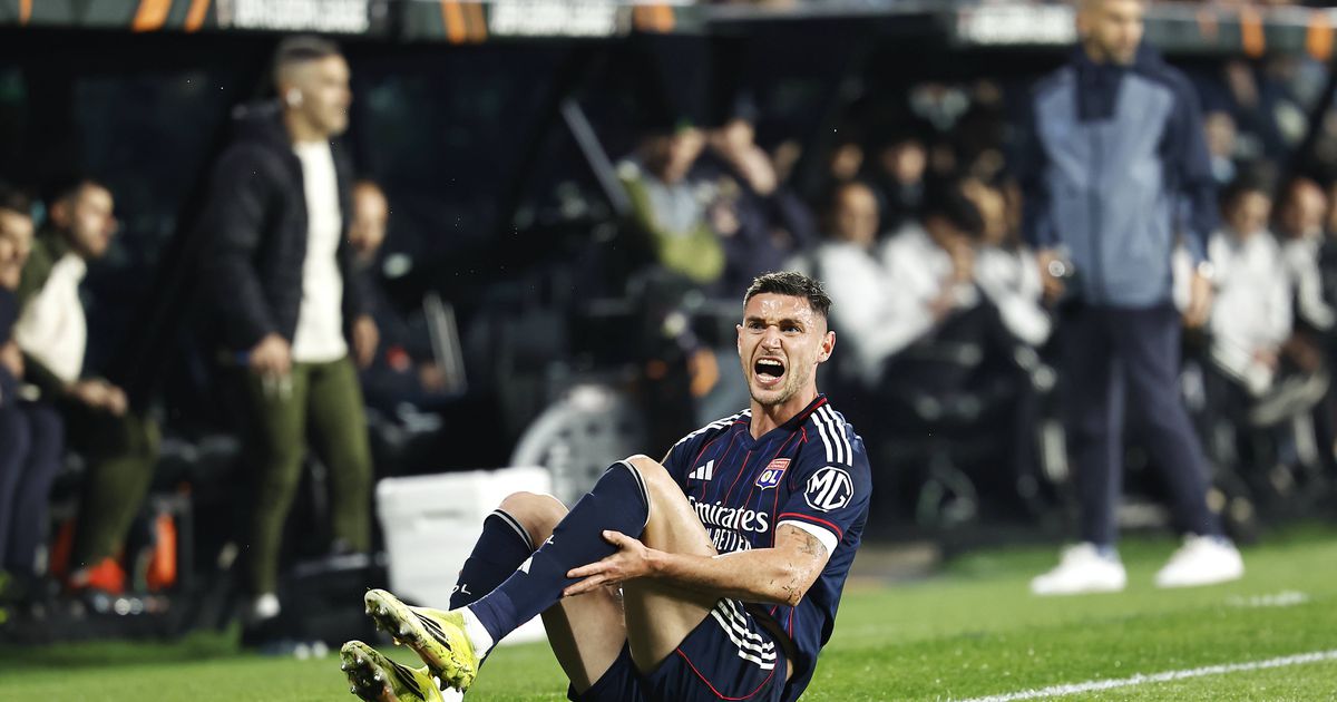 Ex-Benfica não convence e Lyon hesita