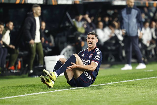 Ex-Benfica não convence e Lyon hesita