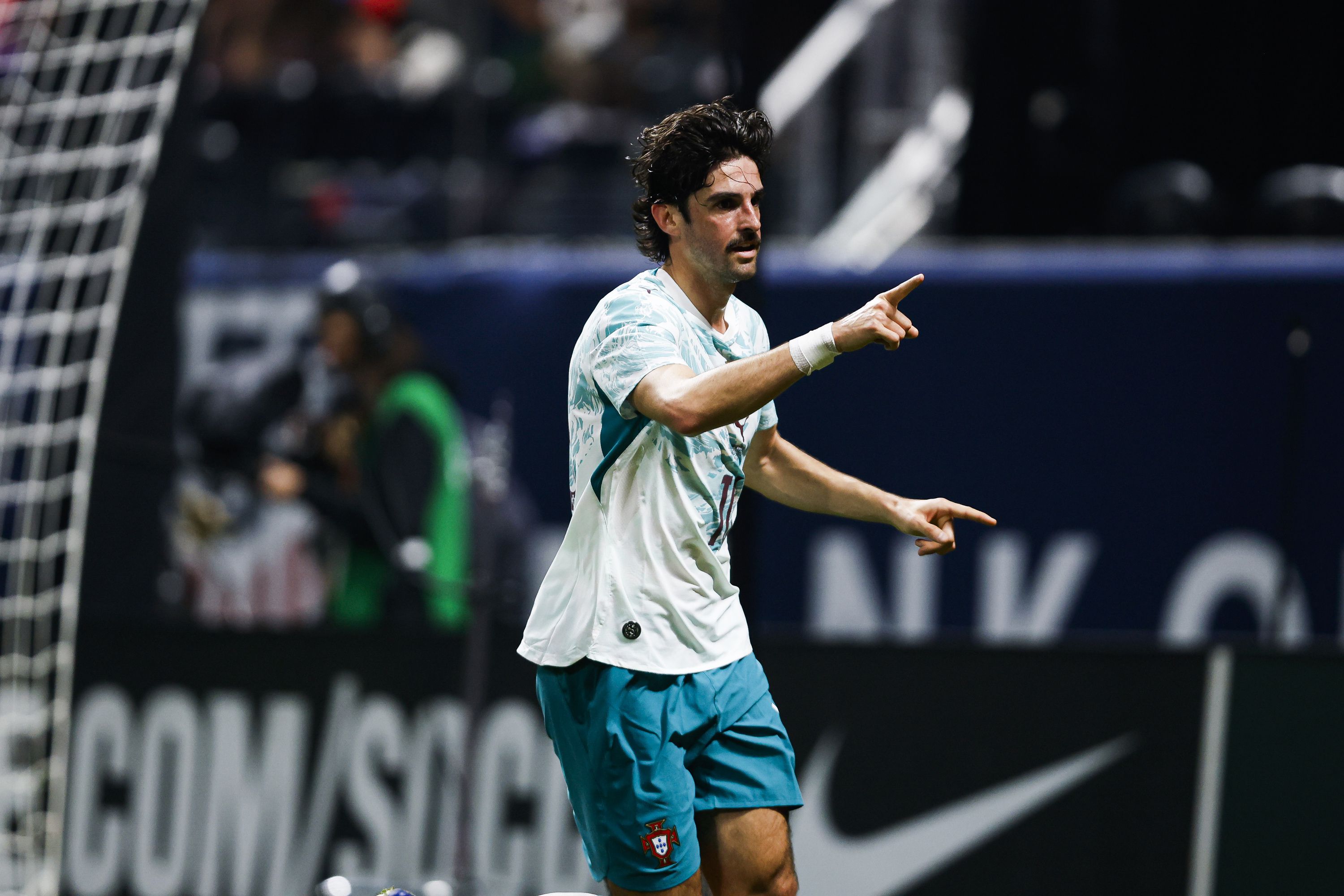 Francisco Trincão marcou primeiro e foi celebrar com Bruno Fernandes  (Foto: FPF)