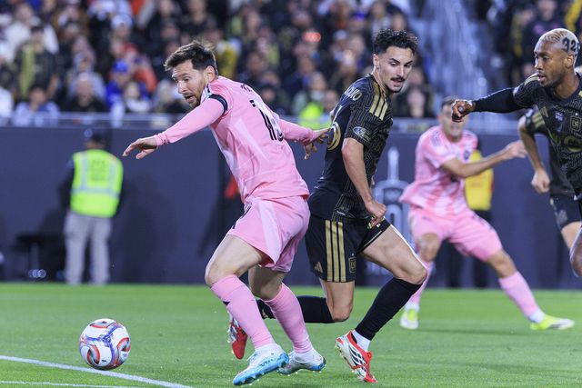 Eustáquio, na foto com Messi, está cedido pelos portistas ao Los Angeles FC - Foto: Imago