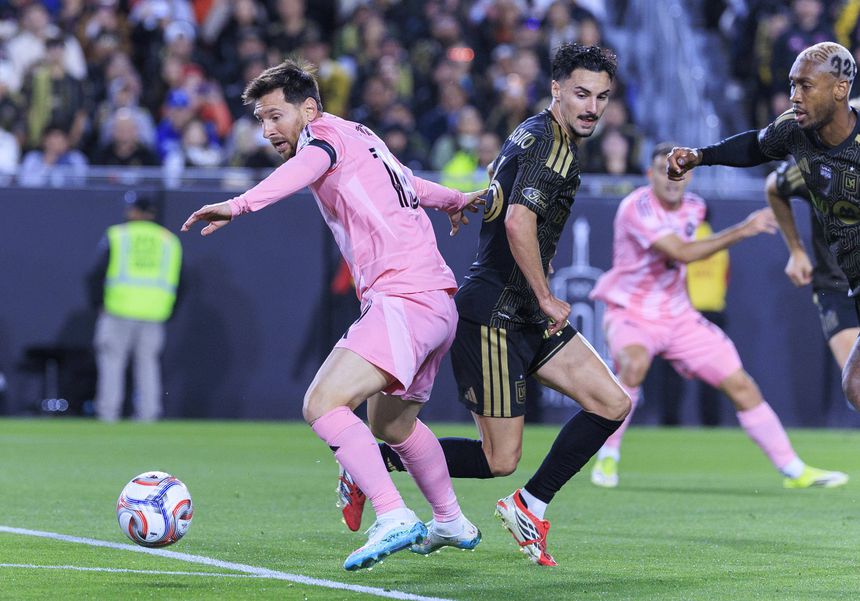 Eustáquio, na foto com Messi, está cedido pelos portistas ao Los Angeles FC - Foto: Imago