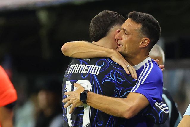 Lionel Scaloni a abraçar o capitão do Benfica, Otamendi, que se despediu dos adeptos argentinos