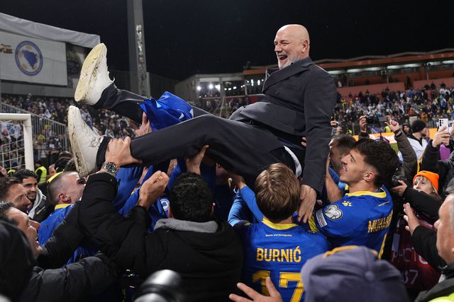 Jogadores da Bósnia atiraram ao ar Sergej Barbarez após terem eliminado a Itália       Fotografia Imago
