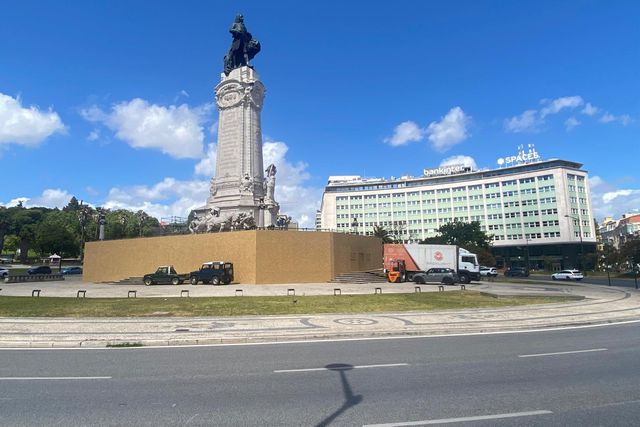 FOTOS: preparativos na Praça Marquês de Pombal para a festa do título