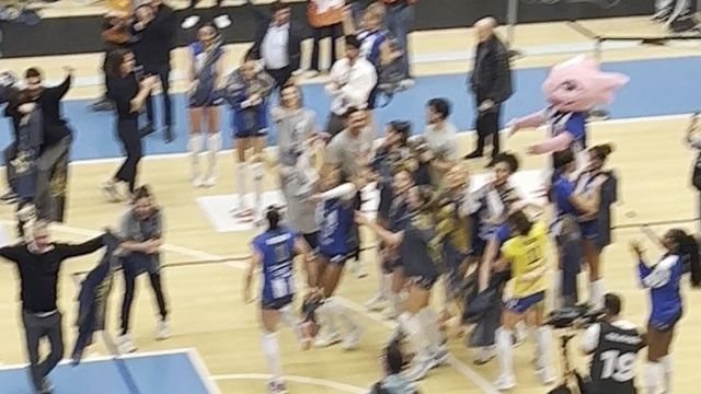 Festa rija na Dragão Arena com o título de voleibol feminino