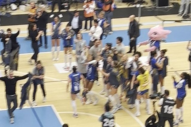 Festa rija na Dragão Arena com o título de voleibol feminino