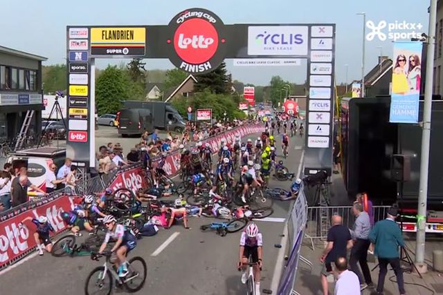Dezenas de ciclistas envolvidas em queda em prova na Bélgica