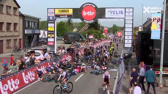 Dezenas de ciclistas envolvidas em queda em prova na Bélgica