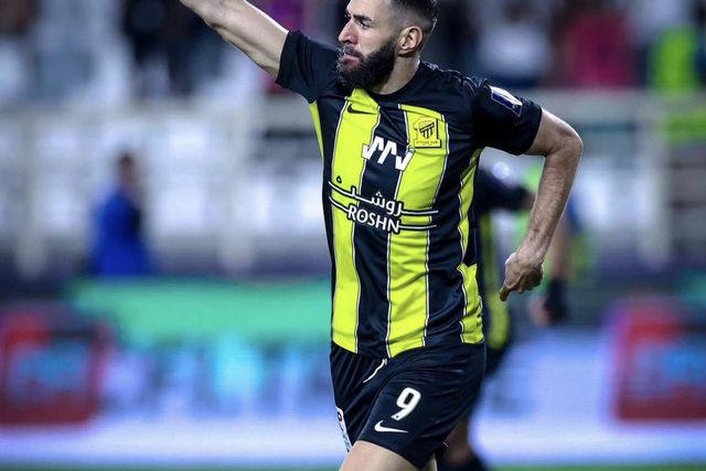 Benzema de regresso ao Real Madrid… para tratar lesão