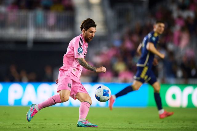 Messi imita Ronaldo e cai nas meias-finais da Champions