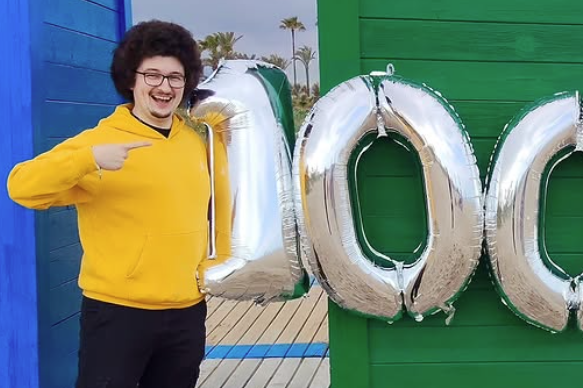 Frank Ilett a festejar os 100 mil seguidores na conta de redes sociais