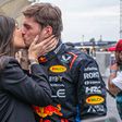Max Verstappen a beijar a sua namorada, Kelly Piquet, após um GP