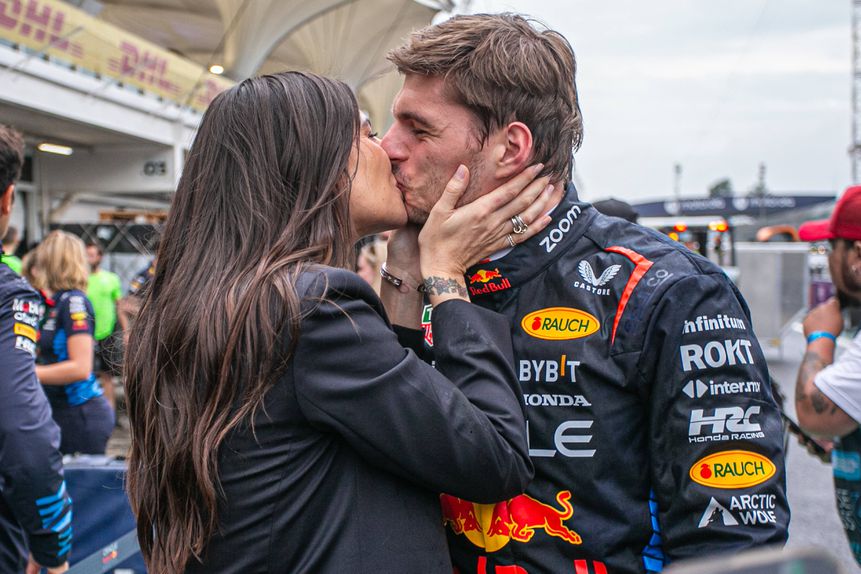 Max Verstappen a beijar a sua namorada, Kelly Piquet, após um GP