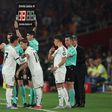 Lucas Vázquez a dar a braçadeira de capitão a Luka Modric