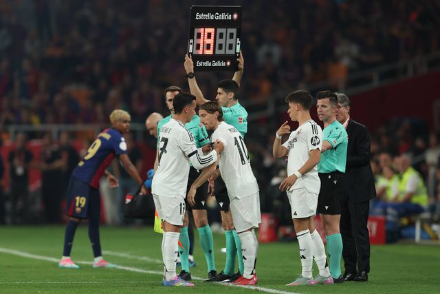 Lucas Vázquez a dar a braçadeira de capitão a Luka Modric