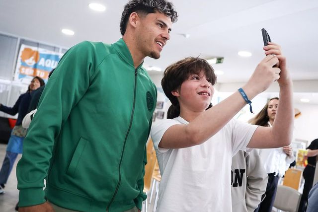 Maxi Araújo com um jovem adepto a captar uma imagem para mais tarde recordar