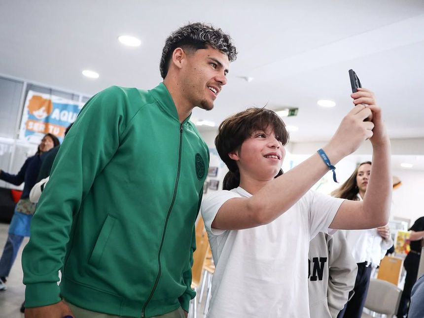 Maxi Araújo com um jovem adepto a captar uma imagem para mais tarde recordar