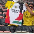 Adepto ergue orgulhosamente camisola alusiva aos clubes que Cristiano Ronaldo já representou