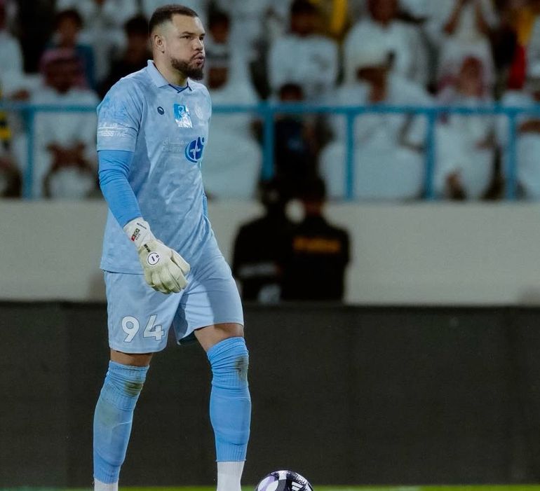 Samuel Portugal (Al Okhdood): 57 golos sofridos e duas 'clean sheets' em 25 jogos. O guardião brasileiro é o quarto jogador com mais minutos somados na antiga equipa do treinador luso Paulo Sérgio - Foto: @samuelportugall94/instagram