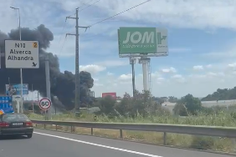 Armazém a arder ao lado das portagens da A1 em Alverca
