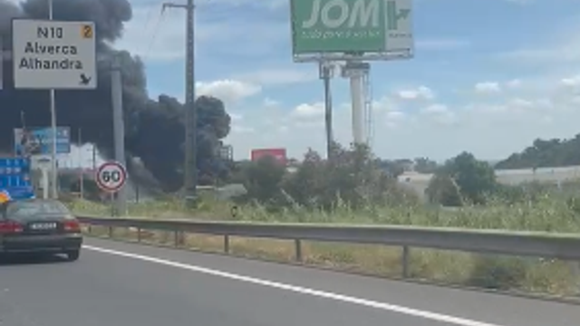 Armazém a arder ao lado das portagens da A1 em Alverca