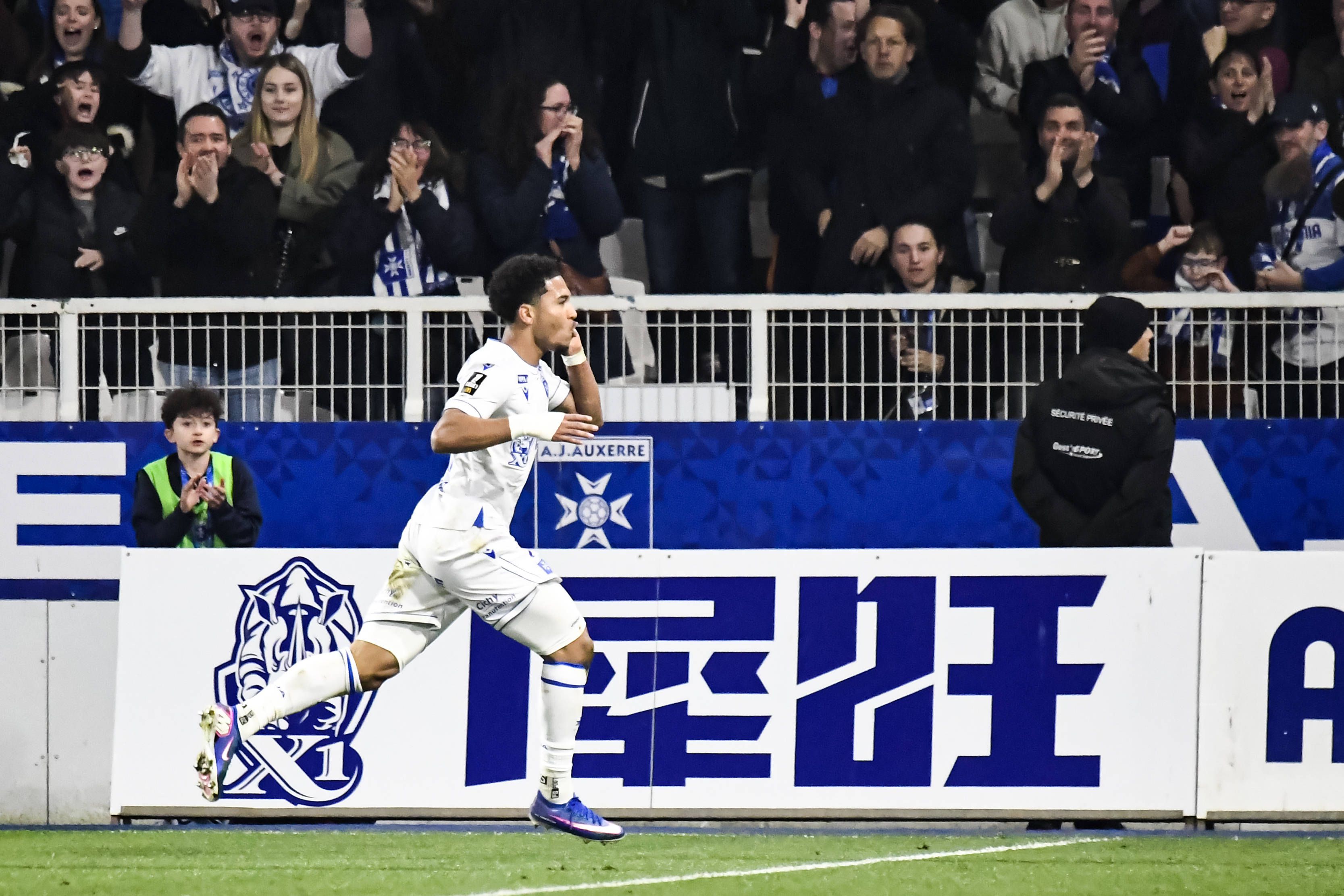 Danny Namaso (Auxerre): três golos e três assistências em 27 jogos. Cláusula de opção de compra de €5,5M passará a obrigatória caso o Auxerre se mantenha na Ligue 1