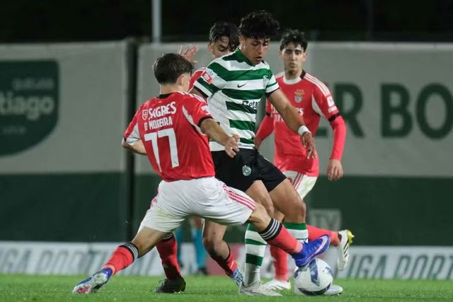 Duelo entre as equipas B de Sporting e Benfica, realizado esta sexta-feira, em Alcochete, sorriu às águias — Foto: Benfica