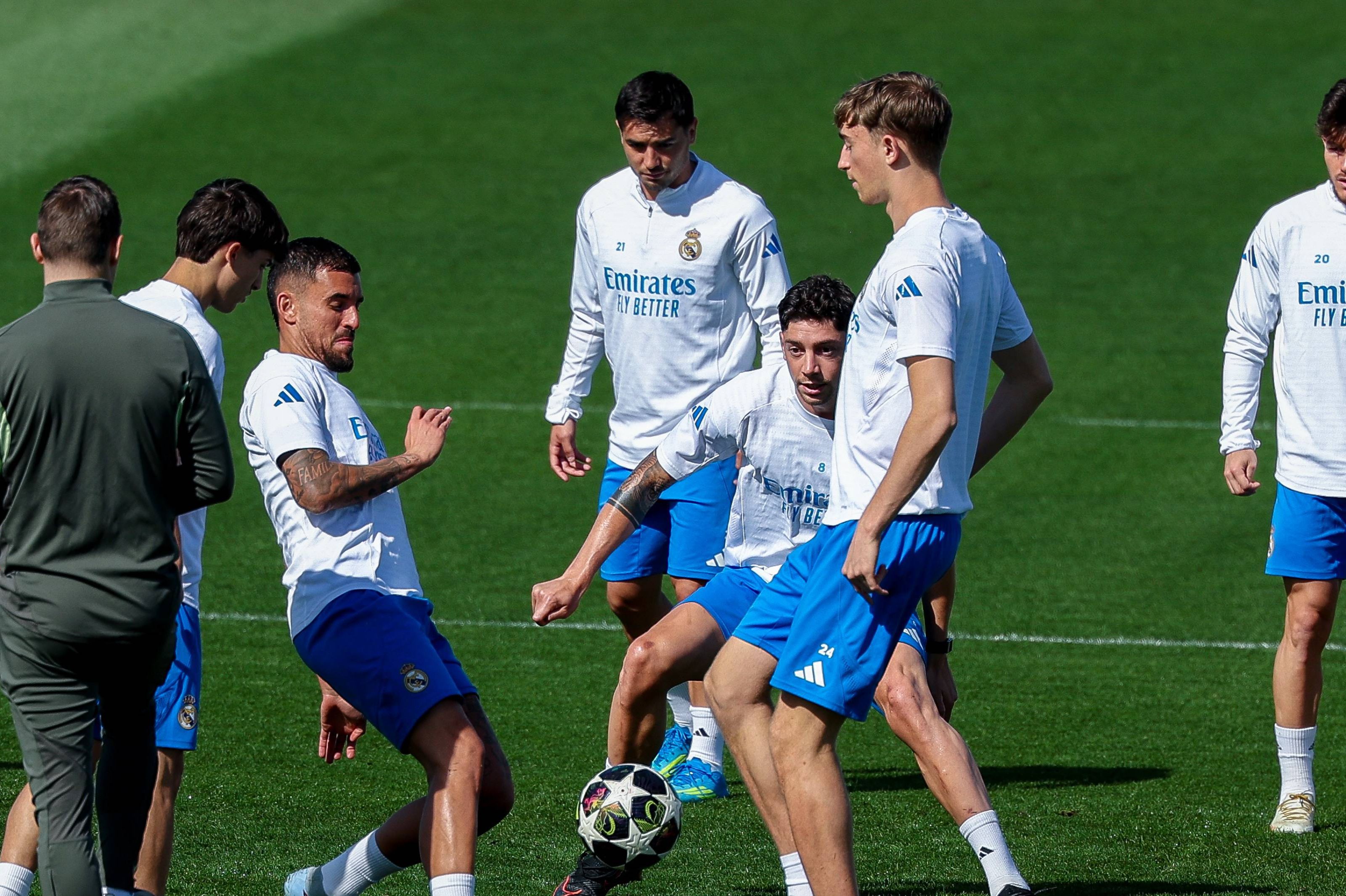 Dani Ceballos, à esquerda, disputa bola com Huijsen