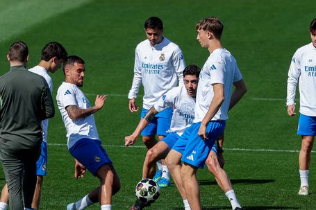 Dani Ceballos, à esquerda, disputa bola com Huijsen