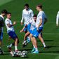 Dani Ceballos, à esquerda, disputa bola com Huijsen