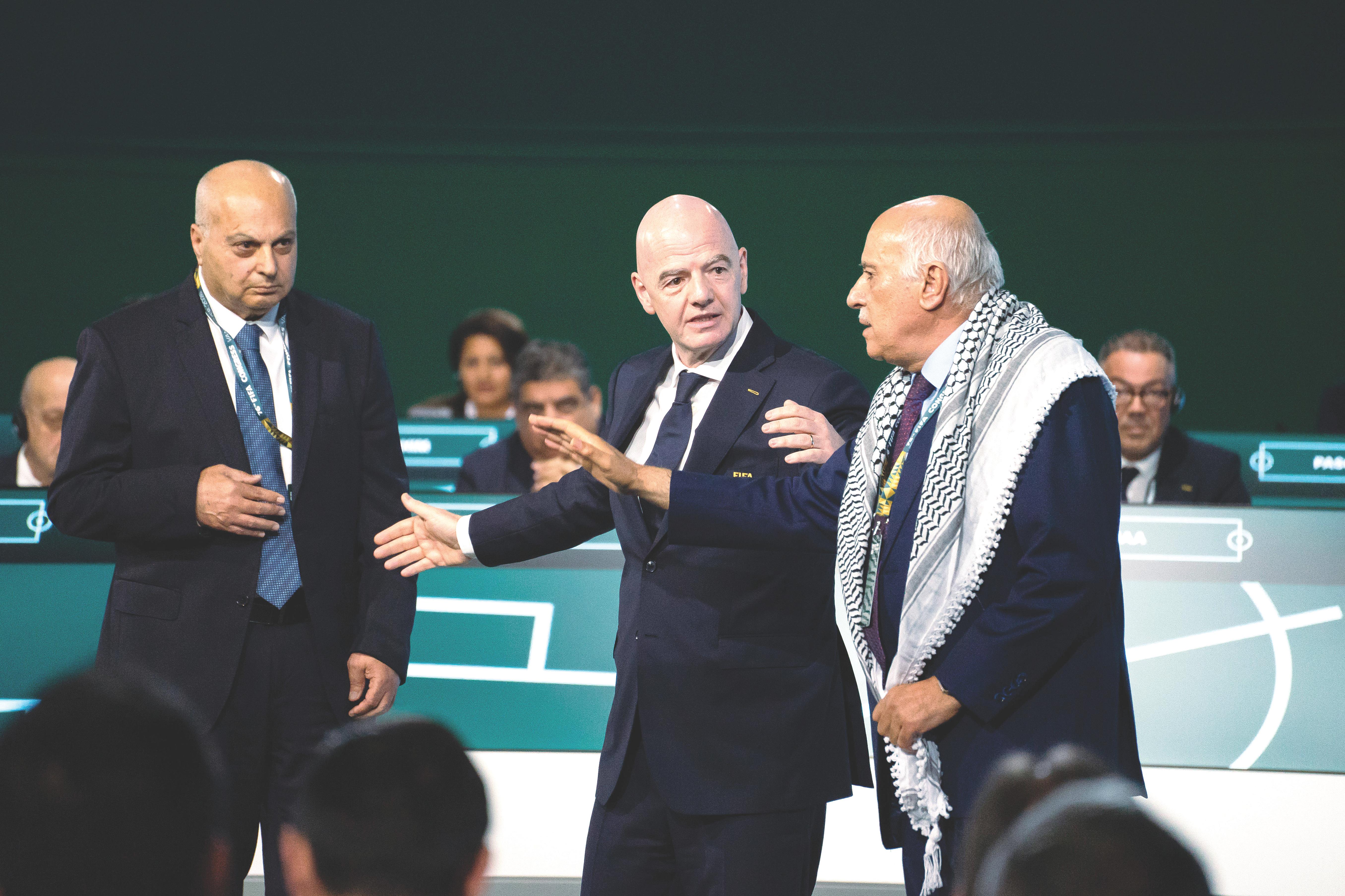 Infantino, no congresso da FIFA, com os representantes das federações israelita e palestiniana