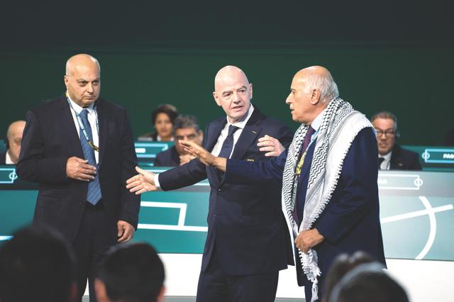 Infantino, no congresso da FIFA, com os representantes das federações israelita e palestiniana