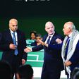 Infantino, no congresso da FIFA, com os representantes das federações israelita e palestiniana